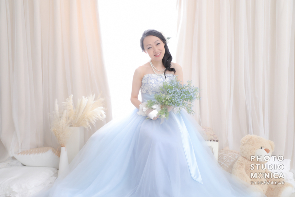 写真:スカイブルーのカラードレスでスタジオ変身写真撮影+一着追加