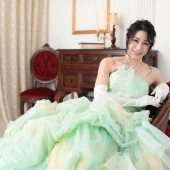 写真:ミントグリーンのカラードレスでスタジオ変身写真撮影