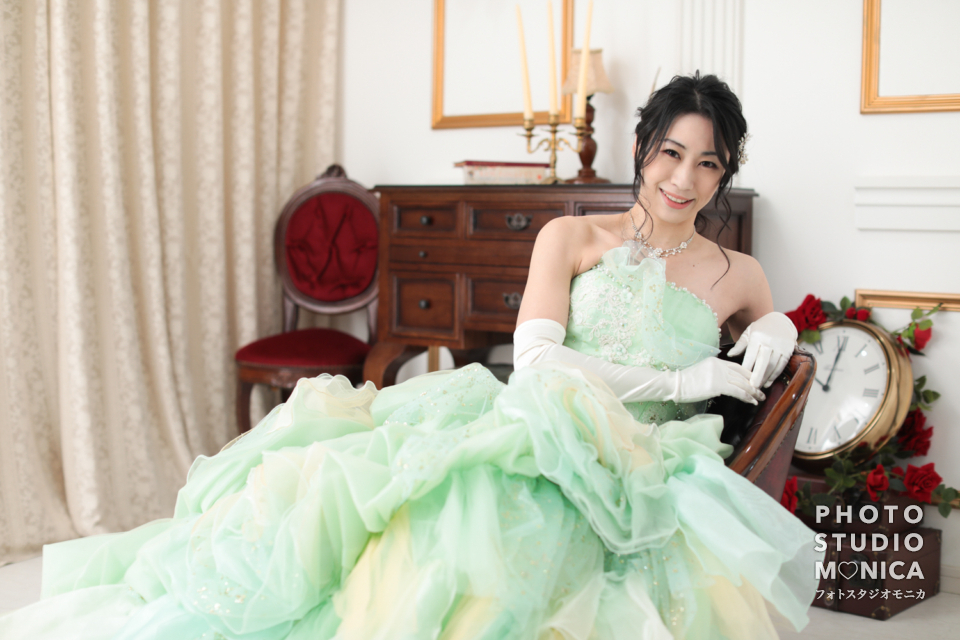 写真:ミントグリーンのカラードレスでスタジオ変身写真撮影
