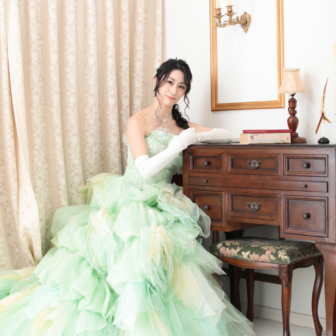 写真：ミントグリーンのカラードレスでスタジオ変身写真撮影