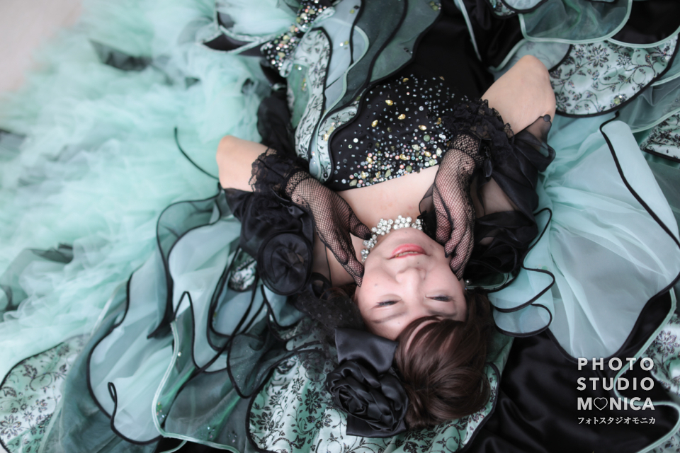 写真:ミントグリーンのカラードレスでスタジオ変身写真撮影