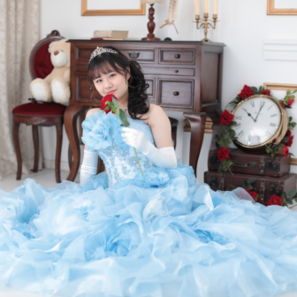 写真:スカイブルーのカラードレスでスタジオ変身写真撮影