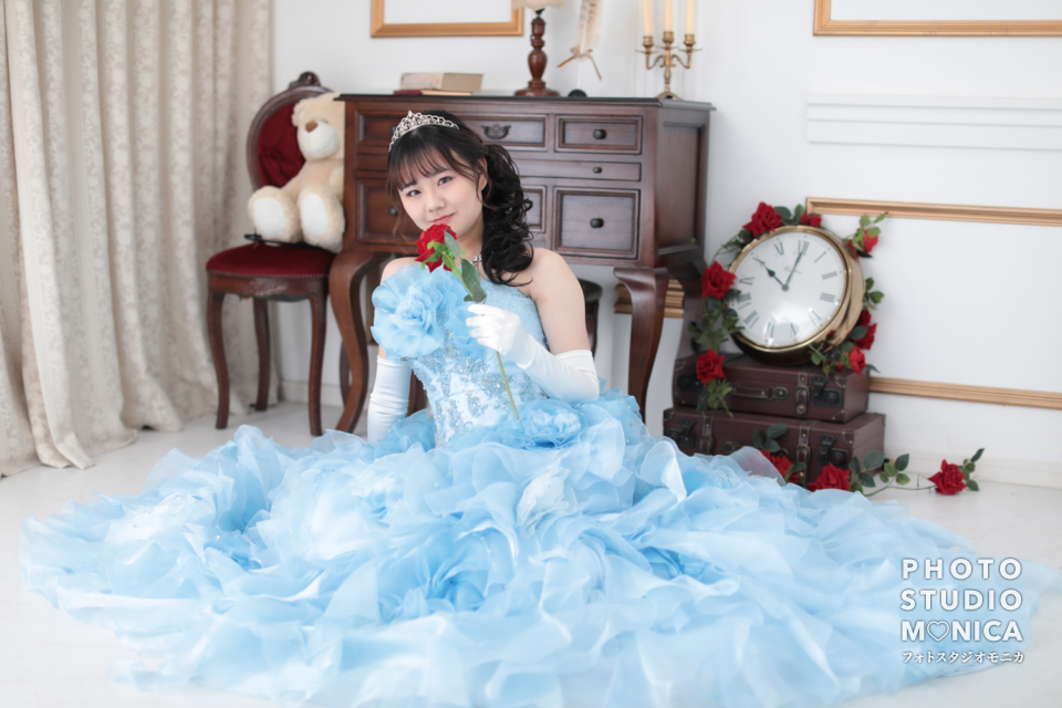 スカイブルーのカラードレスでスタジオ変身写真撮影 ギャラリー 京都の変身写真フォトスタジオモニカ スカイブルーのカラードレスでスタジオ変身写真撮影 ギャラリー 京都の変身写真フォトスタジオモニカ