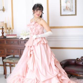 写真：ピンクのカラードレスでスタジオ変身写真撮影