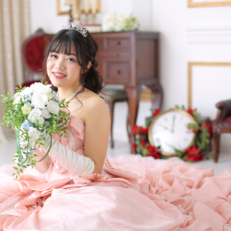 写真:ピンクのカラードレスでスタジオ変身写真撮影