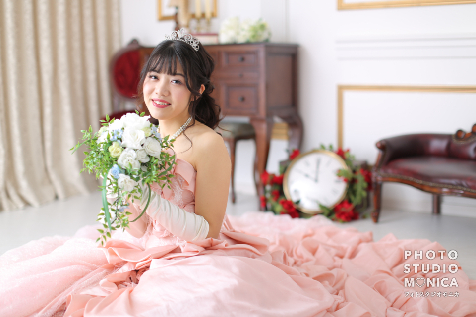 写真:ピンクのカラードレスでスタジオ変身写真撮影
