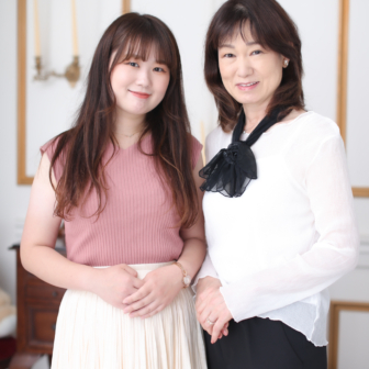 写真:赤いカラードレスのお母さまの還暦の記念写真撮影