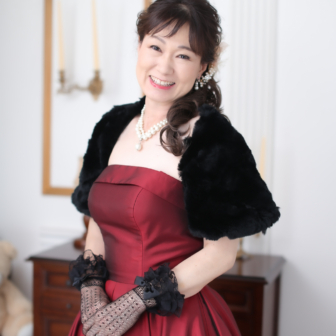 写真:赤いカラードレスのお母さまの還暦の記念写真撮影