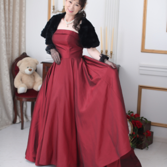 写真:赤いカラードレスのお母さまの還暦の記念写真撮影