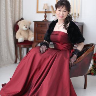 写真:赤いカラードレスのお母さまの還暦の記念写真撮影