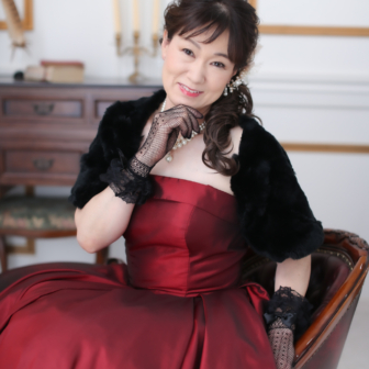 写真:赤いカラードレスのお母さまの還暦の記念写真撮影