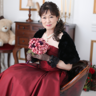 写真:赤いカラードレスのお母さまの還暦の記念写真撮影