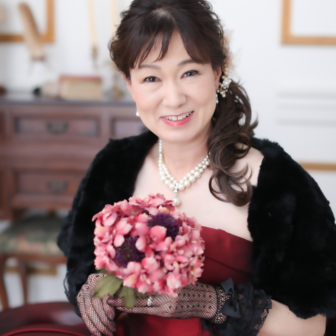 写真：赤いカラードレスのお母さまの還暦の記念写真撮影
