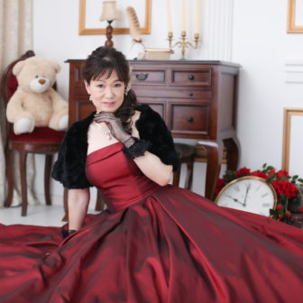 写真：赤いカラードレスのお母さまの還暦記念の変身写真撮影