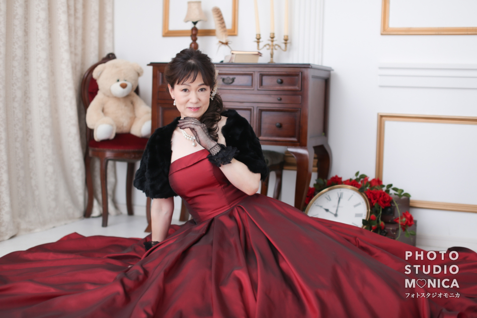 写真:赤いカラードレスのお母さまの還暦の記念写真撮影