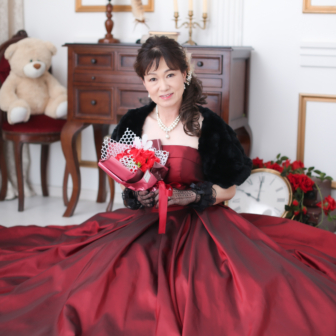 写真：赤いカラードレスのお母さまの還暦の記念写真撮影