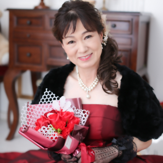 写真:赤いカラードレスのお母さまの還暦の記念写真撮影