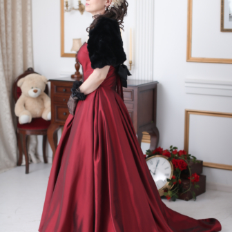 写真:赤いカラードレスのお母さまの還暦の記念写真撮影