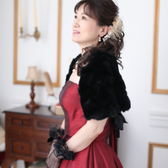 写真:赤いカラードレスのお母さまの還暦の記念写真撮影