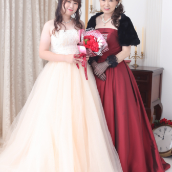 写真:ウェディングドレスのお嬢さまと還暦記念の家族写真撮影