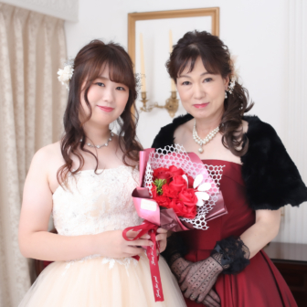 写真:ウェディングドレスのお嬢さまと還暦記念の家族写真撮影