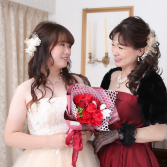 写真:ウェディングドレスのお嬢さまと還暦記念の家族写真撮影