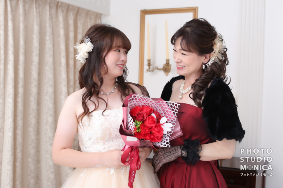 写真:ウェディングドレスのお嬢さまと還暦記念の家族写真撮影