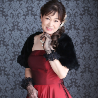 写真:赤いカラードレスのお母さまの還暦の記念写真撮影