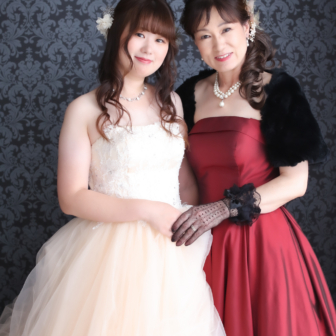 写真:赤いカラードレスのお母さまの還暦の記念写真撮影