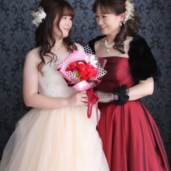 写真:赤いカラードレスのお母さまの還暦の記念写真撮影