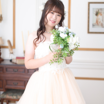 写真:ウェディングドレスのお嬢さまと還暦記念の家族写真撮影