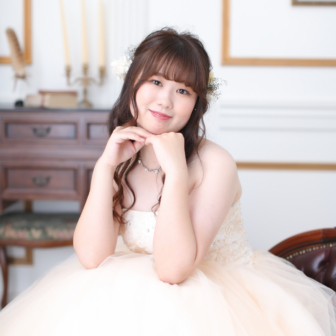 写真:ウェディングドレスのお嬢さまと還暦記念の家族写真撮影