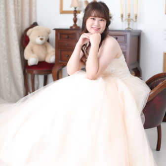 写真:ウェディングドレスのお嬢さまと還暦記念の家族写真撮影