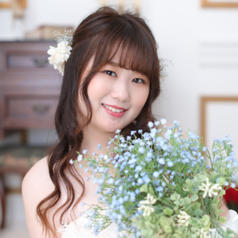 写真:ウェディングドレスのお嬢さまと還暦記念の家族写真撮影