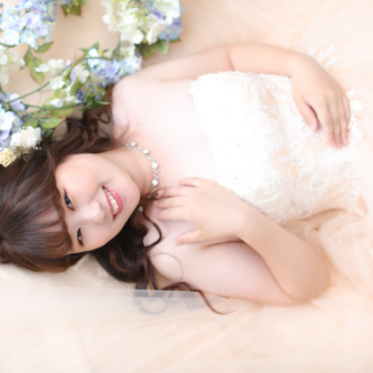 写真:ウェディングドレスのお嬢さまと還暦記念の家族写真撮影