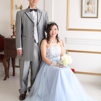 写真：スカイブルーのカラードレスとタキシードで結婚式前撮り
