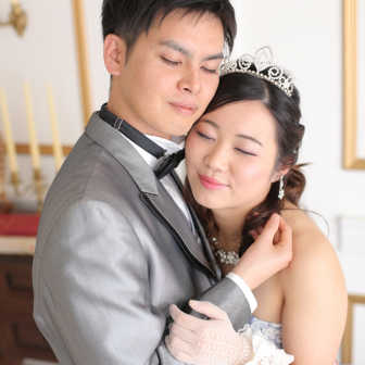 写真：スカイブルーのカラードレスとタキシードで結婚式前撮り
