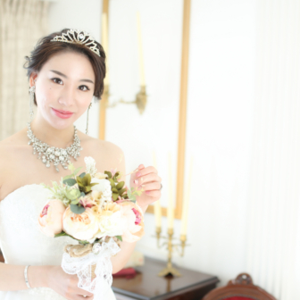 写真：ウェディングドレスでスタジオ結婚記念写真撮影