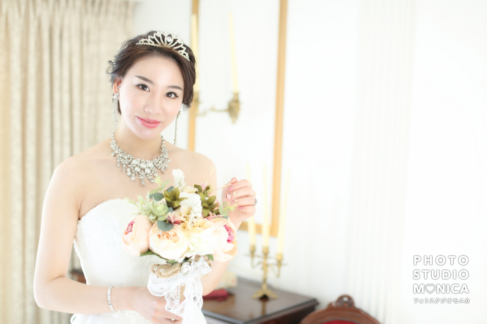 写真:ウェディングドレスでスタジオ結婚記念写真撮影