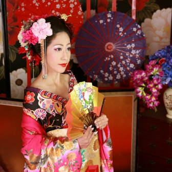 ローズピンクの着物で凛とした現代風美人花魁 ギャラリー 京都の花魁体験 変身写真フォトスタジオモニカ