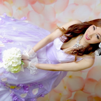 写真：ドレスでお姫様気分の後は現代風花魁体験で妖艶に