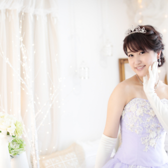 写真:リニューアルスタジオにて薄紫のカラードレスでお姫様撮影
