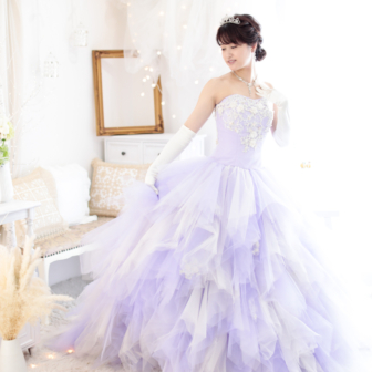 写真:リニューアルスタジオにて薄紫のカラードレスでお姫様撮影