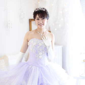 写真:リニューアルスタジオにて薄紫のカラードレスでお姫様撮影