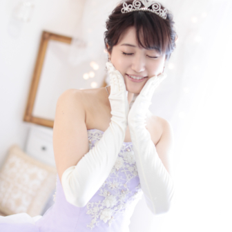 写真:リニューアルスタジオにて薄紫のカラードレスでお姫様撮影