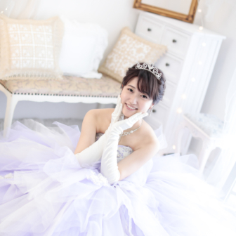 写真:リニューアルスタジオにて薄紫のカラードレスでお姫様撮影