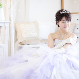 写真:リニューアルスタジオにて薄紫のカラードレスでお姫様撮影