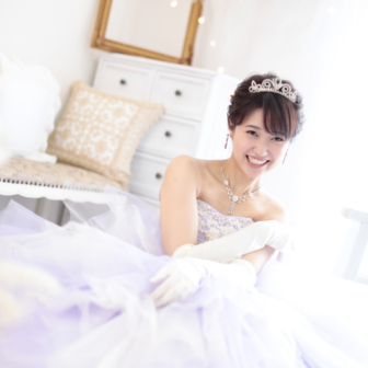 写真:リニューアルスタジオにて薄紫のカラードレスでお姫様撮影