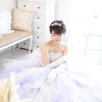 写真：リニューアルスタジオにて薄紫のカラードレスでお姫様撮影