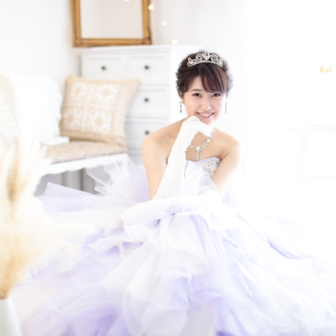 写真:リニューアルスタジオにて薄紫のカラードレスでお姫様撮影